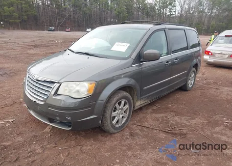 2010 Chrysler Town & Country Touring Plus z USA, uszkodzony, nr VIN 2A4RR8DXOAR320102